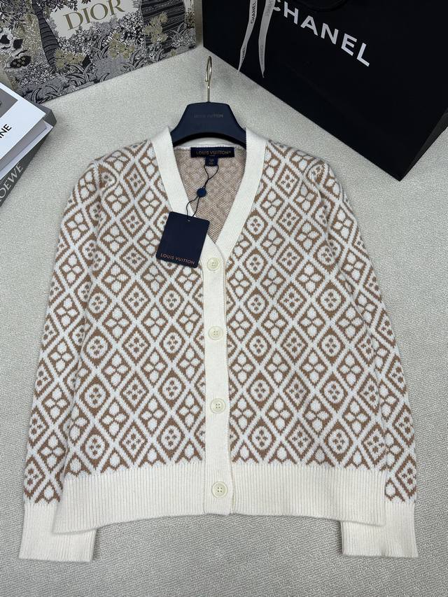 p240Lv Louis Vuitton*26 Autumn/Winter New Knitted V-Neck Cardigan with Brand Log