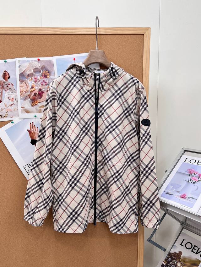 p380Burberry复古格纹抽绳连帽外套，定制轻薄梭织防风面料，具备防泼水、透气防晒属性，重量轻盈，春夏抵御日晒，春秋应对微风，不易褶皱，日常好打理。 -