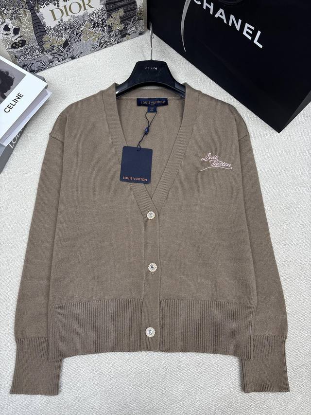 p240Lv Louis Vuitton*26 Autumn/Winter New Knitted V-Neck Cardigan with Brand Log