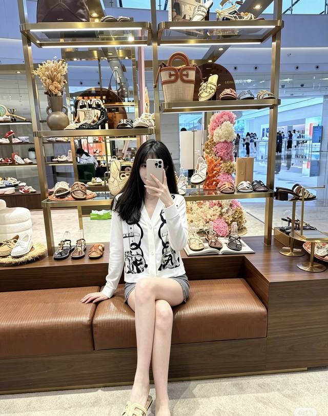 款号G26070764 款号Hermè*S新款 H家高端定制19姆米100%真丝斜纹绸拼接天丝棉混纺针织面料、前后片抽像图案飘带复古印花V领单排扣系扣长袖开衫针