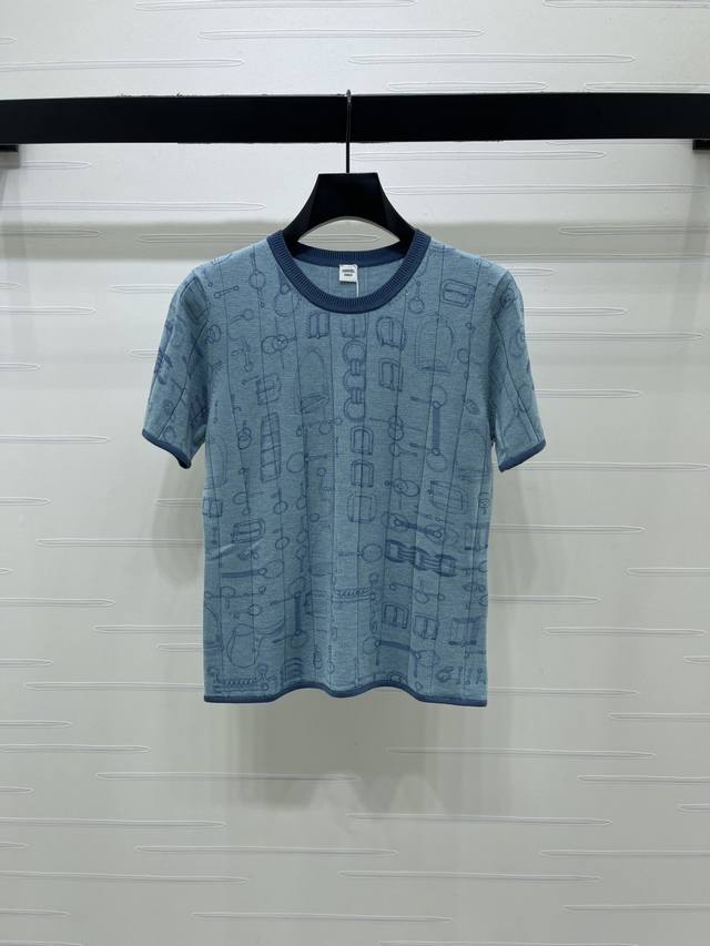 p260上新原单高端品质Hermes* 2026春夏最新系列！圆领针织短袖！定制羊毛针织材质织造 透气舒适 大身竖坑条肌理衔扣提花纹理 简单高级 层次感满满 圆