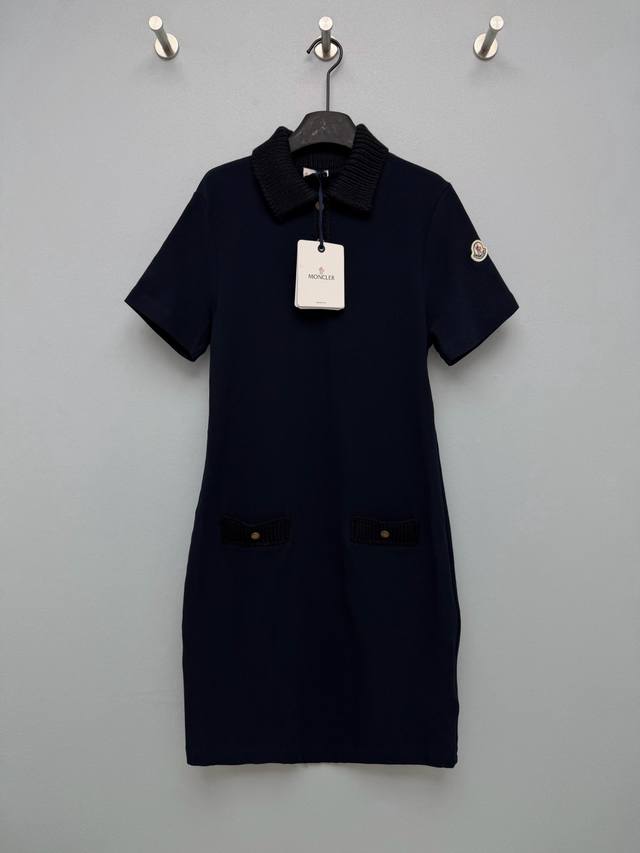 p320 Moncler 针织拼接polo连衣裙 衣身采用高支珠地棉，透气挺括不易变形，领口、门襟、口袋全部使用粗坑条针织面料，肌理感强烈，层次感拉满。古铜色的