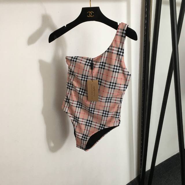 p160款号20244084 Burberr*新款 撞色格纹单肩吊带连体泳衣，粉色，S-Xl，.