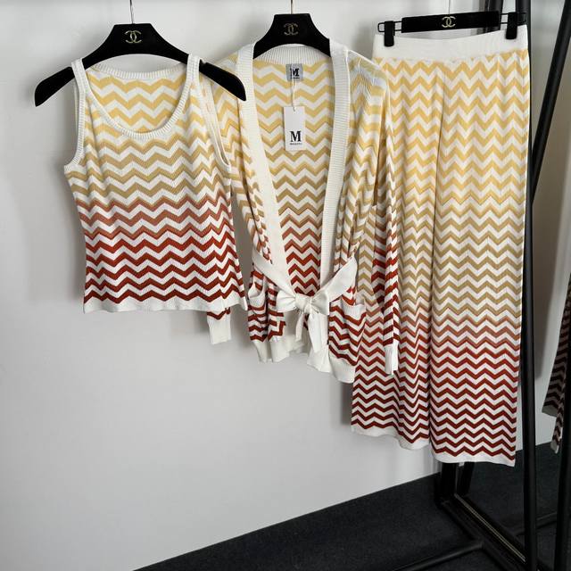 p530, Style No. 20255216, Misson* New Knitted Three-Piece Set: Gradient Wave Pat