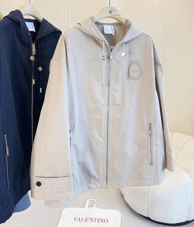 p1160Dior 2026新款刺绣防风夹克，定制面料，挺括有型，胸前刺绣徽标超有辨识度，连帽+拉链设计，袖口和下摆可调节，防风效果更佳。两侧拉链口袋，收纳方便