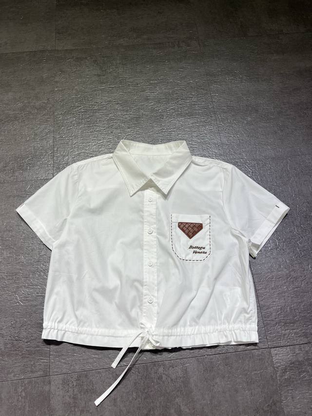 250Bottega Venet*抽绳衬衣出货，简约款，胸口口袋贴皮倒三角牌，喜欢简单款的可入，大货Sml