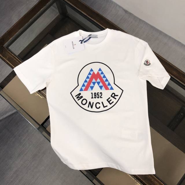 p190 Moncler 蒙口 夏季新款圆领短袖T恤！手感质感都极完美！修身裁剪设计干净利落！时尚又好看！走线做工非常精致！版型效果超赞！而且透气性能超强！任