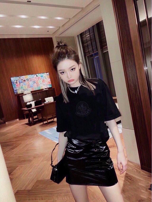 p210Moncler蒙口！胸前刺绣字母徽章Logo图案圆领短袖丝光棉T恤！三标齐全！白色 黑色，码数S M L Xl，现货发！ M码胸围92衣长61