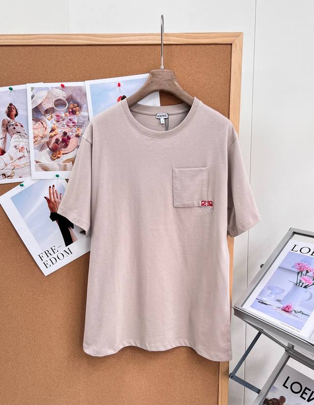 p180 Loewe New Anagram Embroidered Pocket Crew Neck Short Sleeve T-Shirt. Made f