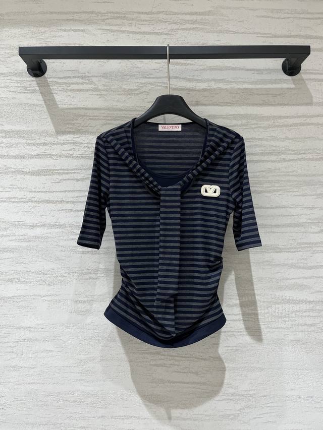 p260Valentino 新款 假两件条纹连帽中袖,经典条纹系列,自带高级海军风,中袖遮肉肉,挂脖假两件设计,露出精致锁骨线条,连帽元素增添休闲感,胸前金属V p260Valentino 新款 假两件条纹连帽中袖,经典条纹系列,自带高级海军风,中袖遮肉肉,挂脖假两件设计,露出精致锁骨线条,连帽元素增添休闲感,胸前金属V