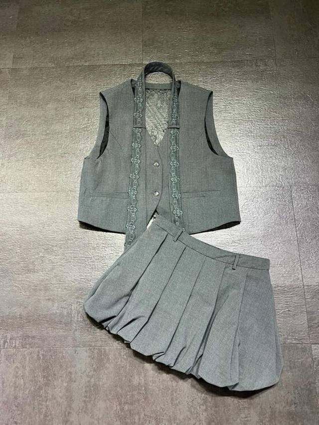 460 sets of Chromehear* lace-trimmed skirt suits are now available. The skirt in