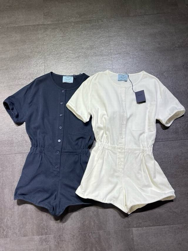 380prad*A普拉达粗纹亚麻鱼骨连体裤出货，独家款，跟我们卖了四千多条鱼骨短裤一样做法，袖子裤脚边都装鱼骨任意捏造型，上身版型超好，在这个卷卷市场，坚持给大