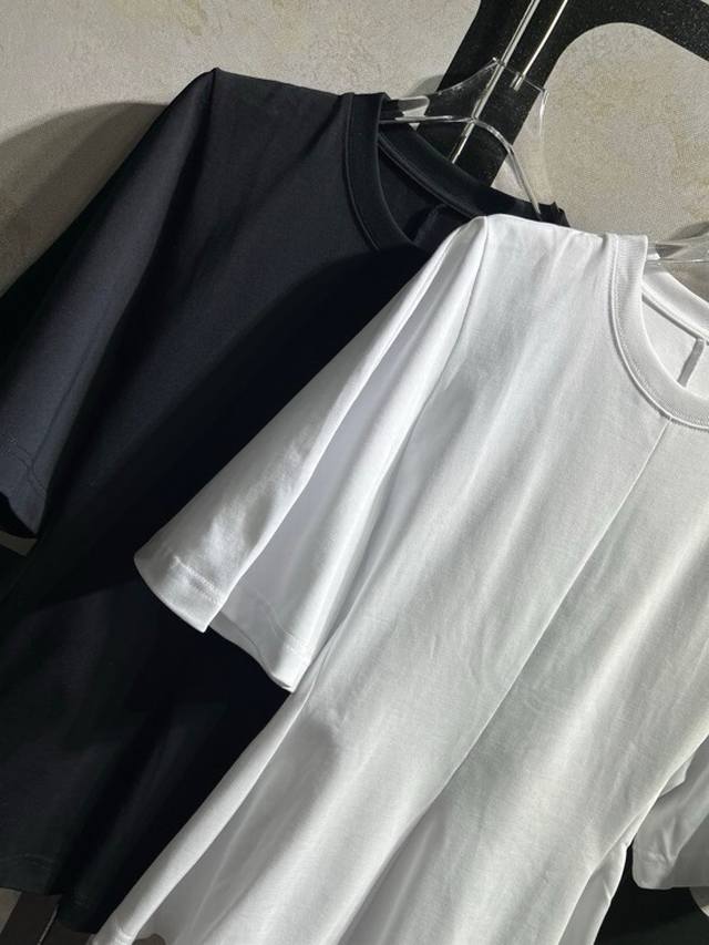 240Balenci**巴黎世家 立体喇叭形棉质针织T恤 出货，收腰版型，上身真的巨好看，高密度股纱棉面料，遮手臂款，档口补单率杠杠滴，两色Sml