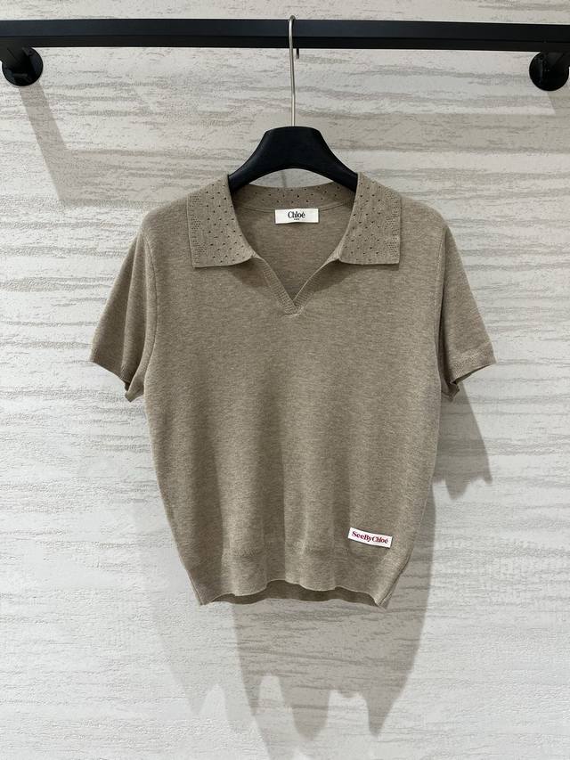 p230Chloe 新款 简约针织polo短袖,上身巨显白,polo小V领,露出锁骨超显瘦,领子镂空小孔设计,下摆罗纹收腰 不垮不塌,Seebychloe标志, p230Chloe 新款 简约针织polo短袖,上身巨显白,polo小V领,露出锁骨超显瘦,领子镂空小孔设计,下摆罗纹收腰 不垮不塌,Seebychloe标志,