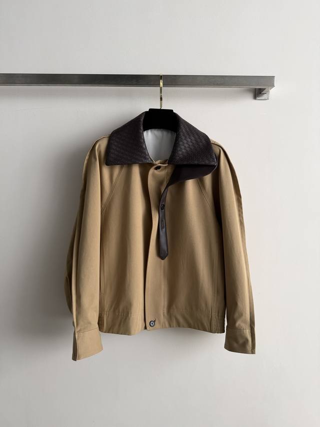 p590Bottega Venet*26Fw新款皮领夹克外套采用经典卡其色工装面料，搭配咖啡深色编织皮领，低调又有辨识度。宽松版型落肩设计+拉链与纽扣结合蝙蝠袖