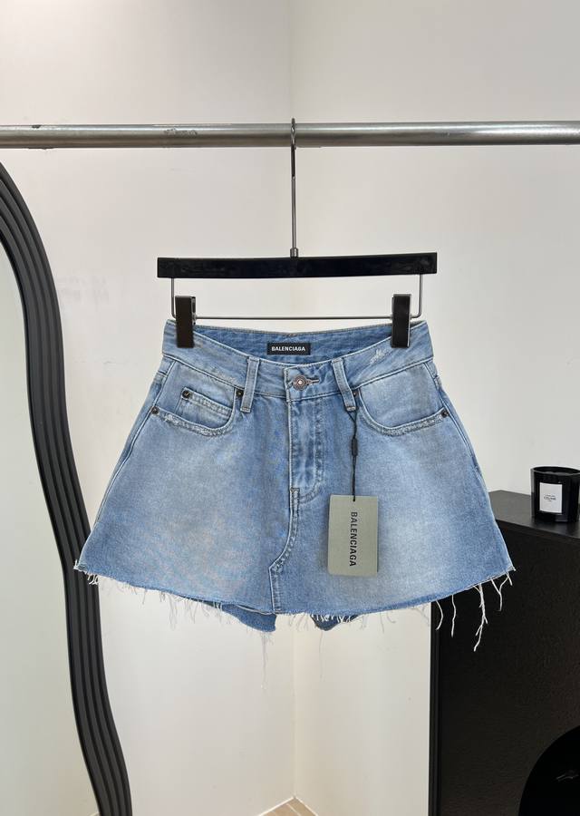 p320Balenciag*A 巴黎 春夏新款 浅蓝水洗牛仔短裤、毛边设计超有随性、高腰A字版型显腿长又修饰腰线、金属纽扣+拉链、休闲版型 码数S M L