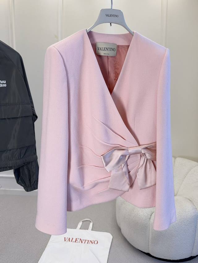 p1210Valentino 2026秋冬粉色蝴蝶结西装,茱萸粉粗花呢材质,光泽超吸睛。V领+腰间大蝴蝶结,柔美又优雅,收腰设计修饰身形,遮肉显瘦,甜飒风格轻松 p1210Valentino 2026秋冬粉色蝴蝶结西装,茱萸粉粗花呢材质,光泽超吸睛。V领+腰间大蝴蝶结,柔美又优雅,收腰设计修饰身形,遮肉显瘦,甜飒风格轻松