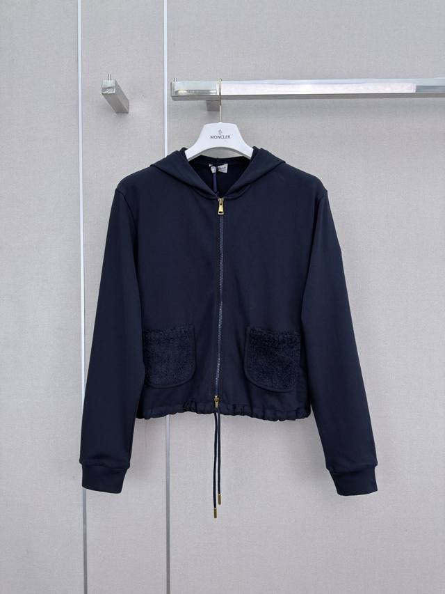 p340原单狠货女装 配包装强烈推荐 Monc*2026秋冬新款连帽卫衣，柔软针织面料，奶油白色调超温柔！拉链开合+连帽设计，休闲又实用，口袋针织拼接细节满分。