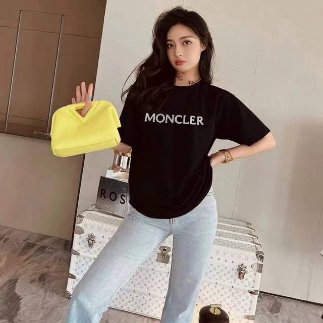 p210Mon蒙口！质量超赞！胸前刺绣钉珠字母Logo图案袖口徽章圆领丝光棉短袖T恤！三标齐全！码数S M L，现货发！ M码胸围92衣长61