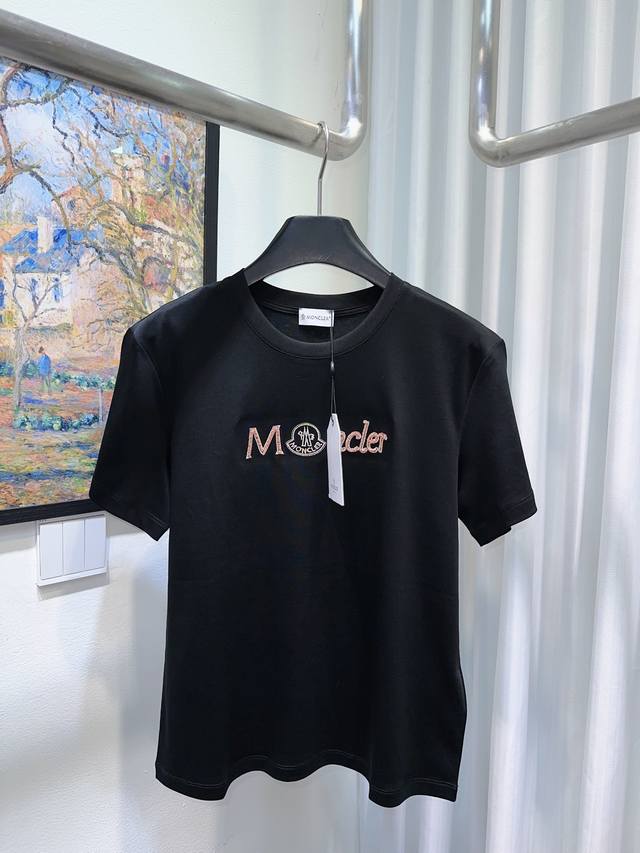 p210Moncler蒙口！专柜款！胸前钉珠刺绣彩色丝线字母Logo图案圆领丝光棉短袖T恤！三标齐全！码数S M L，现货发！ M码胸围96衣长59
