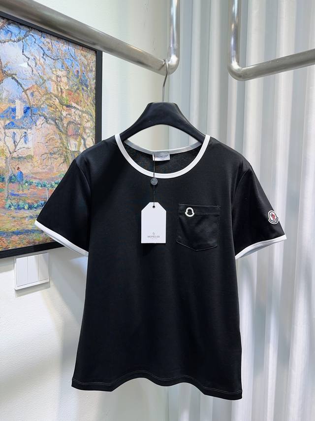 p230Moncler蒙口！专柜款！胸口口袋刺绣Logo图案袖口徽章撞色圆领丝光棉短袖T恤！三标齐全！白色黑色！码数S M L，现货发！ M码胸围94衣长59