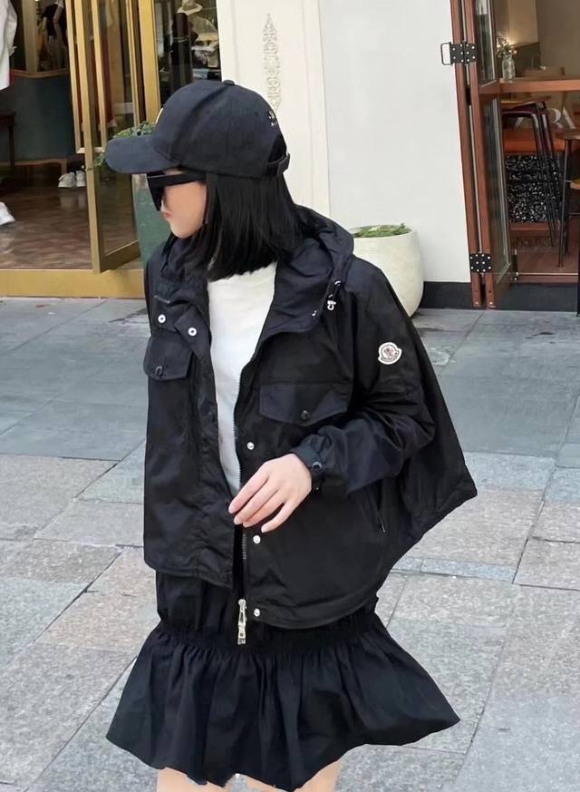 p390Moncler蒙口！专柜款！定制字母Logo金属五金连帽宽松短款小外套！美爆了！三标齐全！质量赞！白色黑色！码数0 1 2，现货发！ 1码胸围148衣长