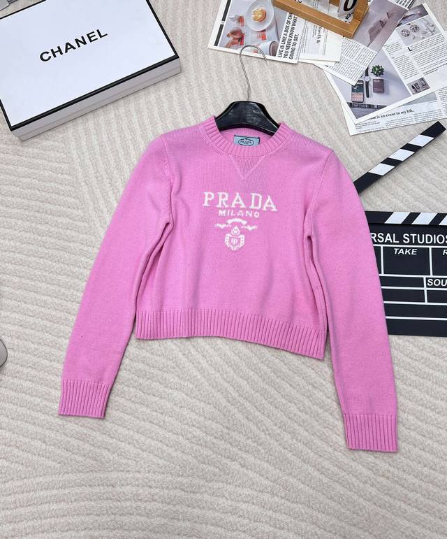 p270prada24Ss普拉达早春新款字母徽标毛衣，经典了而且上身超舒服 面料超鸡柔软 绝了 小短款的款式很显瘦显小小一只胸前字母设计增加细节感下摆螺纹收口