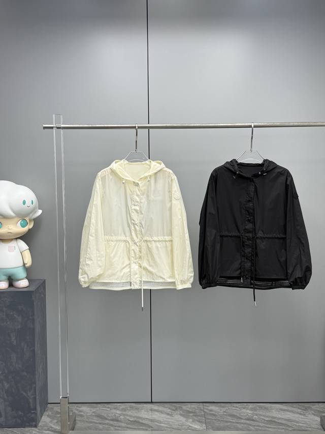 货号052024 Moncler蒙口 新款 Rochebonne女士连帽可收腰显夹克下摆镂空款女装春秋装裙摆外套 Rochebonne采用塔夫绸制成，演绎日