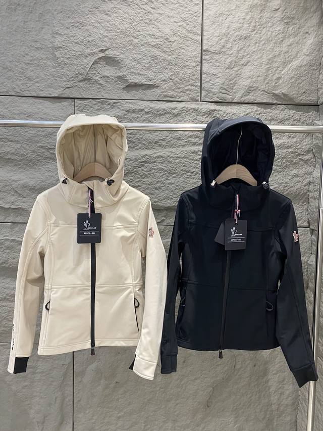 货号052011 Moncler蒙口 Zumeles 女士外套新款软壳修身连帽户外夹克 户外探险的终极装备，M收腰户外软壳女装冬装保暖+科技+颜值全在线！