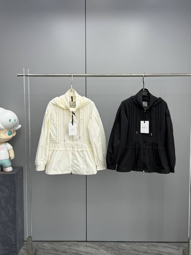 货号052023 Moncler蒙口春夏新品 Vabre女士连帽收腰花边外套 裙衫女装春秋装Vabre派克大衣采用清爽面料和喇叭型设计，彰显轻盈之感。配有兜帽