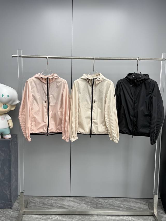 货号052009 Moncler蒙口春夏新品 panat女士连帽夹克外套袖压折防晒衣夹克女装夏装春秋装 袖子风琴褶皱立体剪裁 抬手不卡腋 不规则 时尚感 工