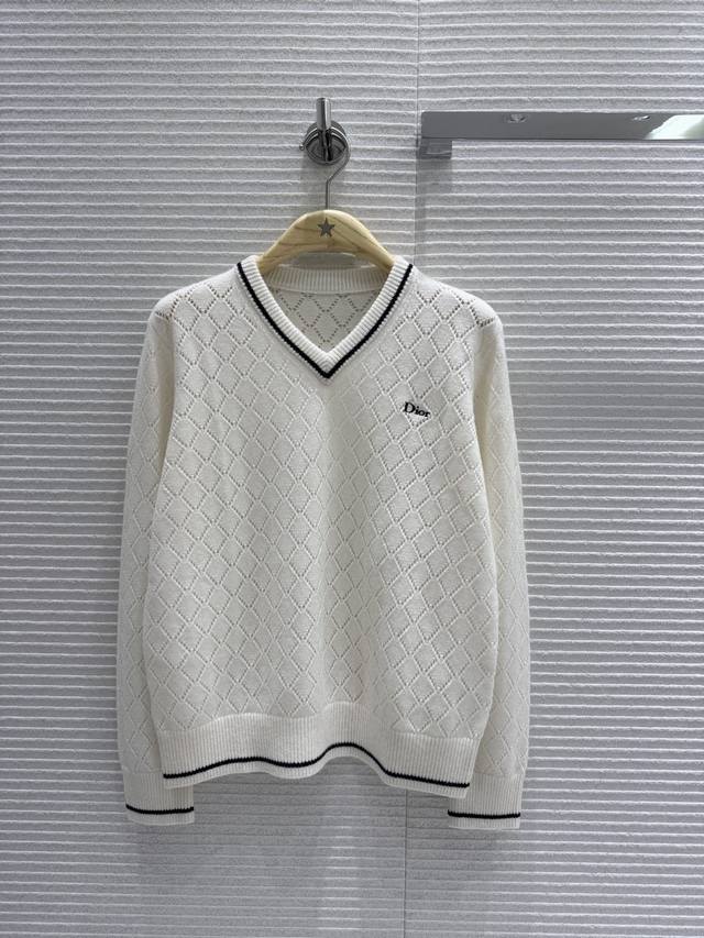 p520 高端原单品质Dio*26新款粉色V领羊绒针织衫!100%山羊绒柔软针织面料,菱格纹理设计,触感舒适又透气。V领搭配黑色条纹简约优雅,通勤休闲都能轻松 p520 高端原单品质Dio*26新款粉色V领羊绒针织衫!100%山羊绒柔软针织面料,菱格纹理设计,触感舒适又透气。V领搭配黑色条纹简约优雅,通勤休闲都能轻松
