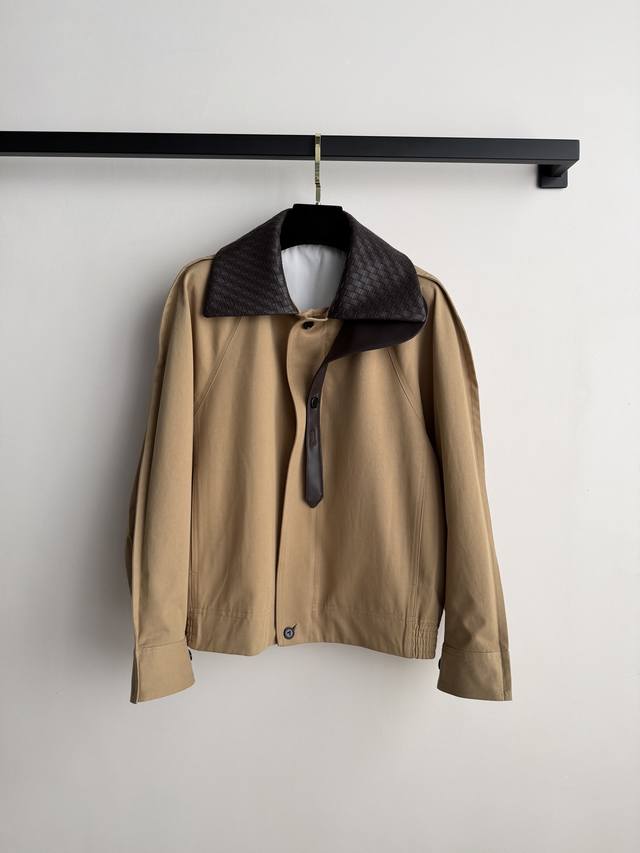 p600 Bottega Venet*夹克采用经典卡其色工装面料，搭配深色编织羊皮领，低调又有辨识度。短款落肩设计+单排暗扣，蝙蝠袖剪裁，复古美式飞行员风格，