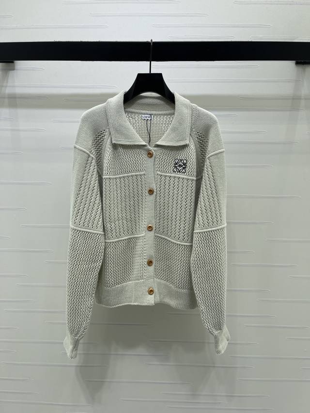 p280 上新原单高端品质Loew*2026早秋最新系列！钩花翻领针织长袖开衫！定制进口纱线织造 质感十足 针织长袖开衫翻领剪裁 成衣选用高级走针工艺 通体钩