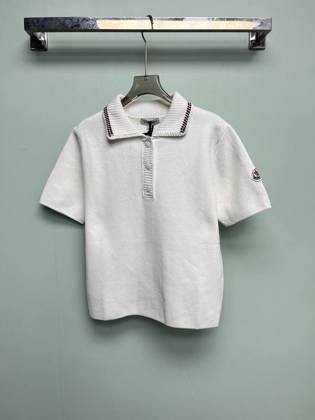 p340Moncler26新款棉质针织polo衫 夏天的快乐是这款软软糯糯的polo给的！ polo针织衫的版型太友好了，不挑身材还自带温柔滤镜搭配短裤长裤