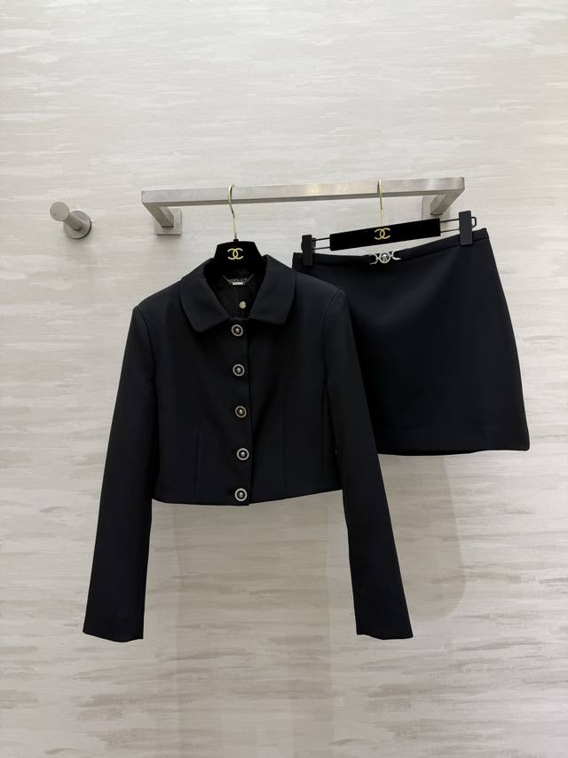 p490Versac2 Classic Black Suit and Skirt Set | A sophisticated commuter essentia