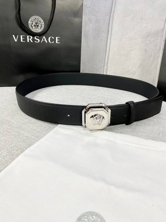 p220 Width: 4.0cm. This Versace alligator belt features the iconic Versace Medus p220 Width: 4.0cm. This Versace alligator belt features the iconic Versace Medus