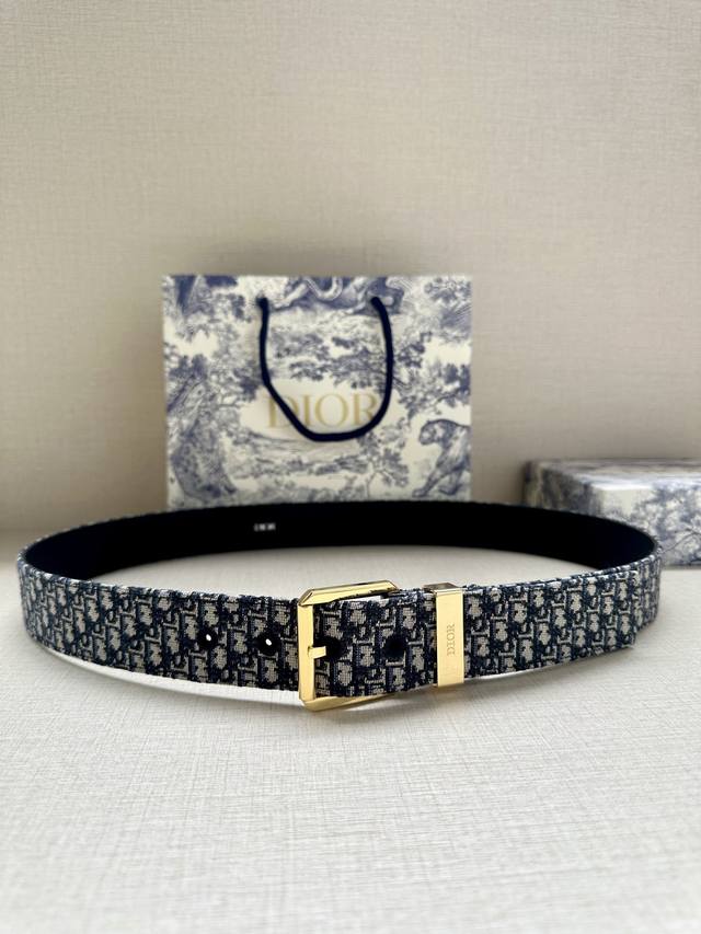200 Width 3.5cm This Dior belt is crafted from black ultra-mini Oblique printed