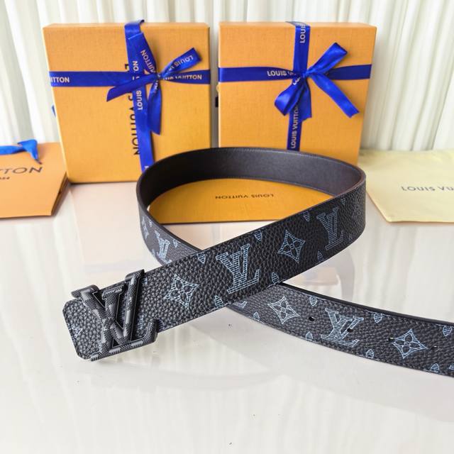 p200 Lv Shape Raffia reversible belt features a raffia embroidered Monogram patt