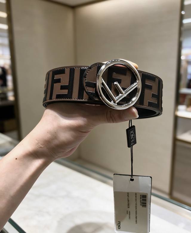 Premium retail packaging, p210 new Fd wide 40mm logo-style belt. Buckle-style bu
