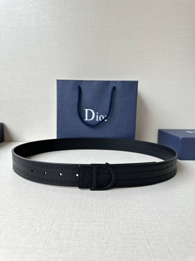 p200 This 35mm reversible belt (3.5cm wide) combines elegance with modern style.