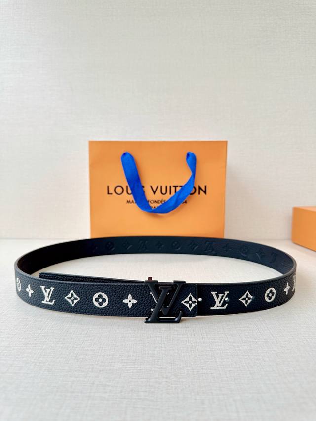 LV 3.0Cm Black Warrior Belt: A classic and timeless all-black belt with a white