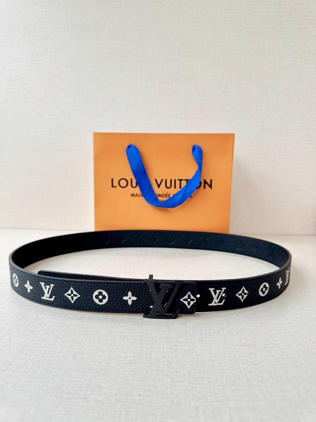 LV 3.0Cm Black Floral Belt: The black pebbled pattern with white Monogram accent