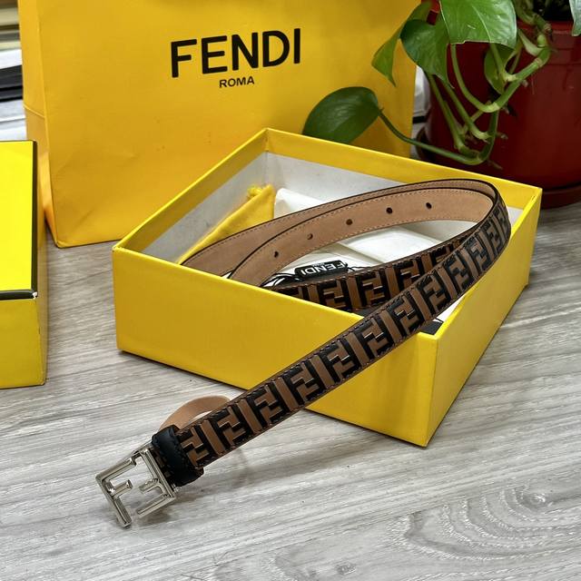 200 Fendl 芬迪 宽20Mm，原单进口小牛皮，搭配原单钌钯电镀F扣，手感.油边近乎完美，原产皮料定制，质感无可挑剔，出众的细节，高清实拍，货真价实，品