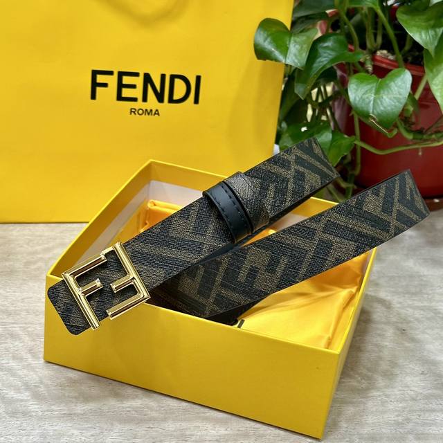p180 Fendi 芬迪 专柜同款 宽3.0Cm 双环正反用腰带 Ff按钉搭扣 黑色Cuoio Romano皮革材质 反面面料带有烟草灰和黑色Ff图案 黑色