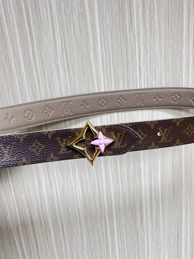 This reversible belt combines Monogram canvas and Monogram embossed leather for