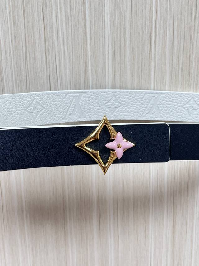New seasonal style, 3.0 white lychee-pattern embossed design, paired with exquis