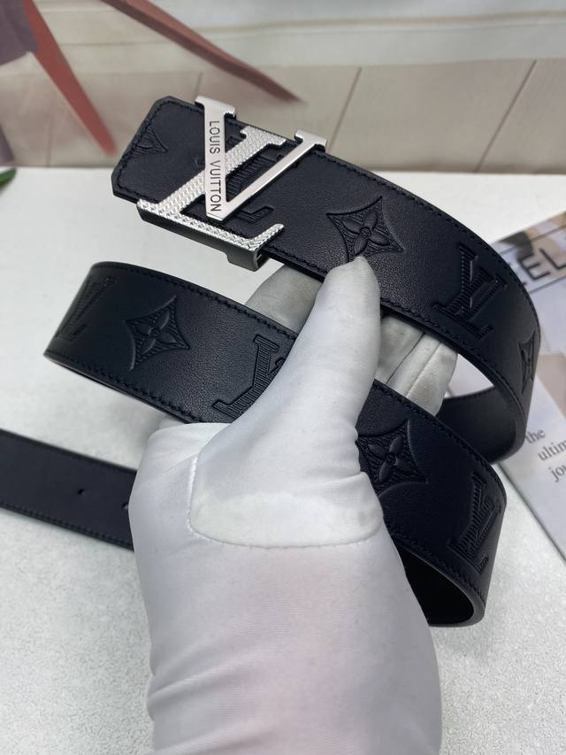 p160 Lv: Louis Vuitton Authentic Mold. This belt features double-sided Italian c