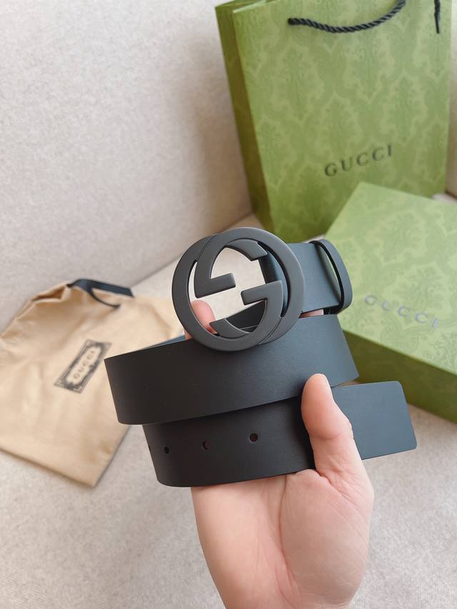 p170, Gucci black plain calfskin belt with interlocking double G buckle details,