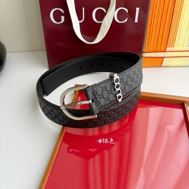 p200 Gucci men's belt features a unique design with lettered hardware on the buc